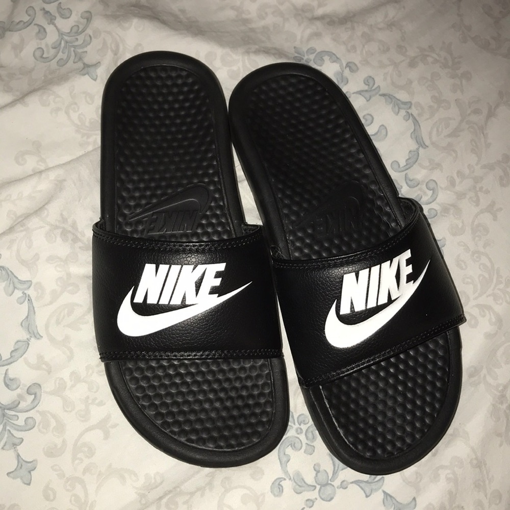 Black nike slides!!